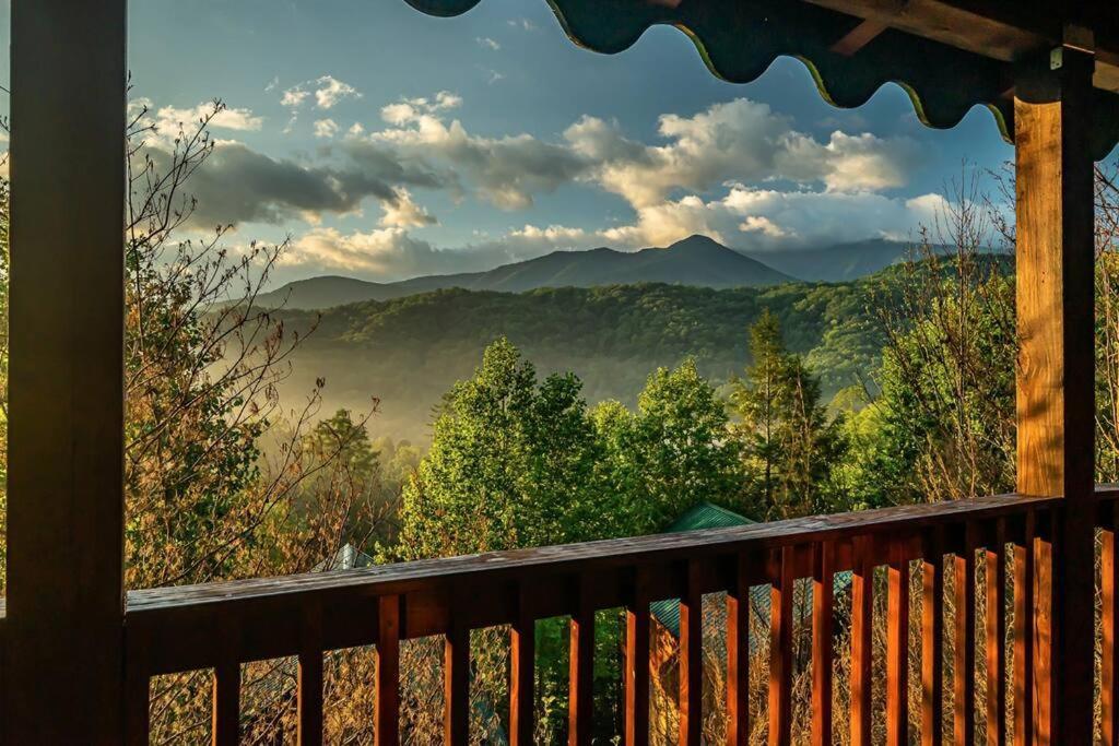 Spacious Smokies Cabin - Hot Tub With Mountain Views Gatlinburg Exteriér fotografie