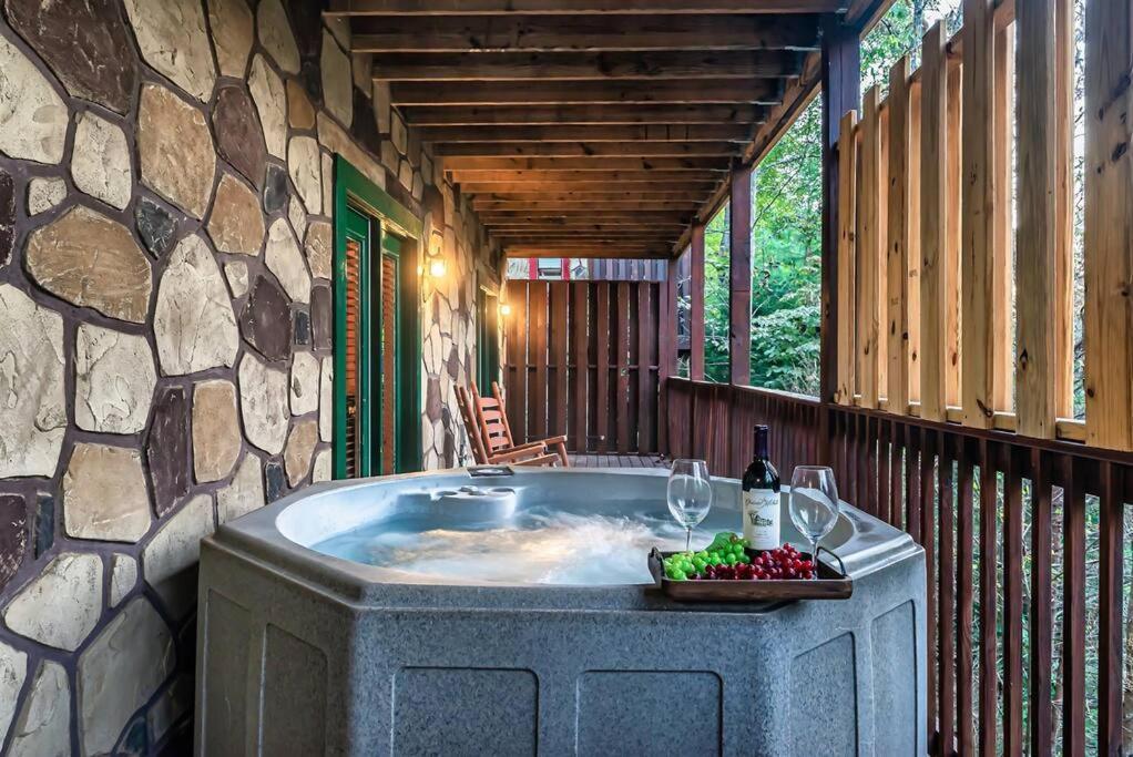 Spacious Smokies Cabin - Hot Tub With Mountain Views Gatlinburg Exteriér fotografie
