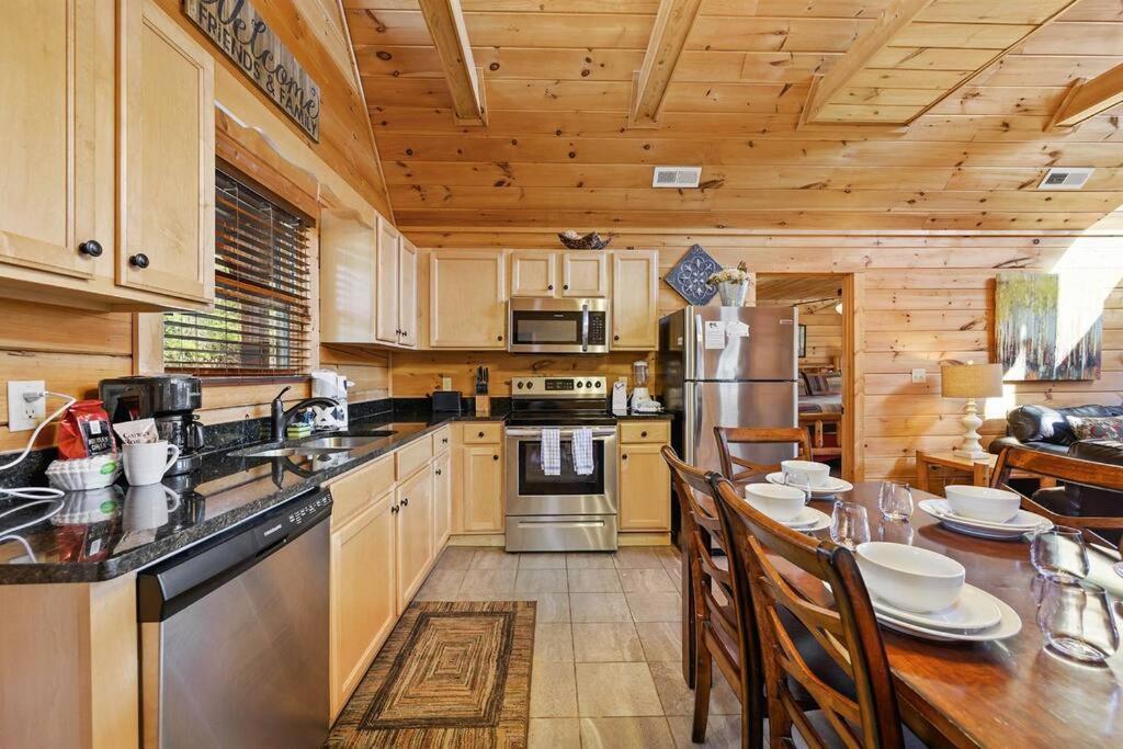 Spacious Smokies Cabin - Hot Tub With Mountain Views Gatlinburg Exteriér fotografie