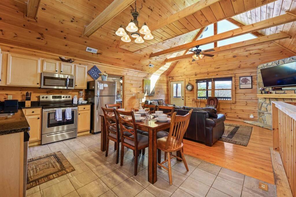 Spacious Smokies Cabin - Hot Tub With Mountain Views Gatlinburg Exteriér fotografie