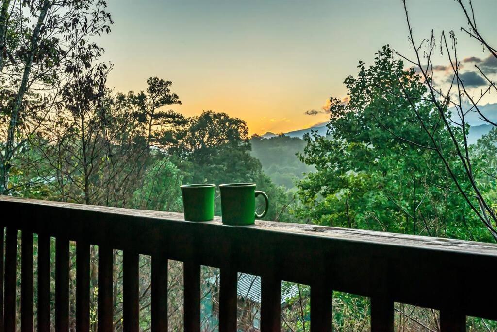 Spacious Smokies Cabin - Hot Tub With Mountain Views Gatlinburg Exteriér fotografie